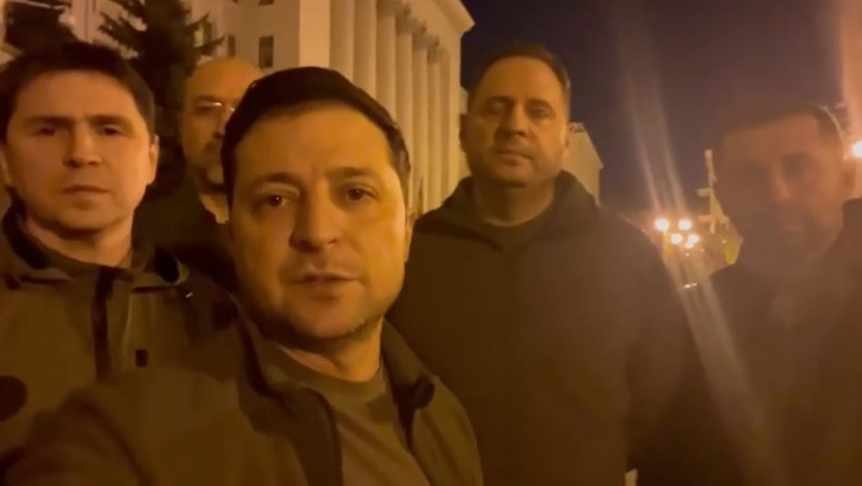 Zelensky nga Kievi: Jemi këtu, po mbrojmë Ukrainën (VIDEO)