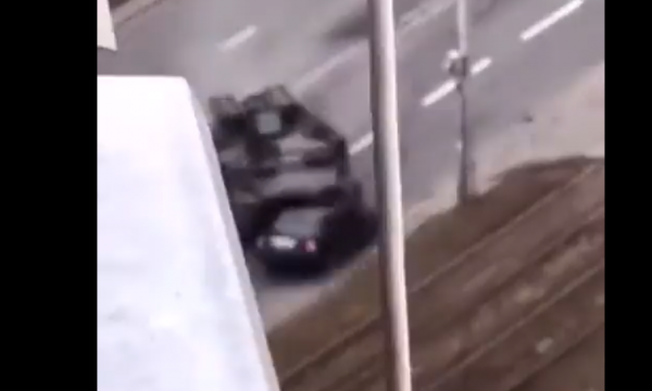 Pamje të reja, si e shtypi pamëshirshëm veturën tanku rus në Kiev