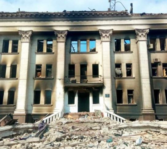 300 civilë të vrarë nga bombardimi i teatrit në Mariupol
