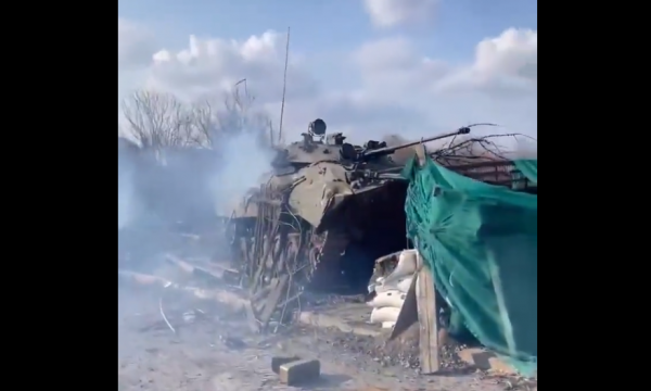 Vullnetarët amerikanë shkatërrojnë tanket ruse në afërsi të Kievit