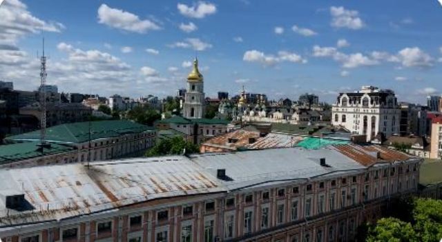 Alarmet nga sulmet ajrore dëgjohen në Kiev (VIDEO)