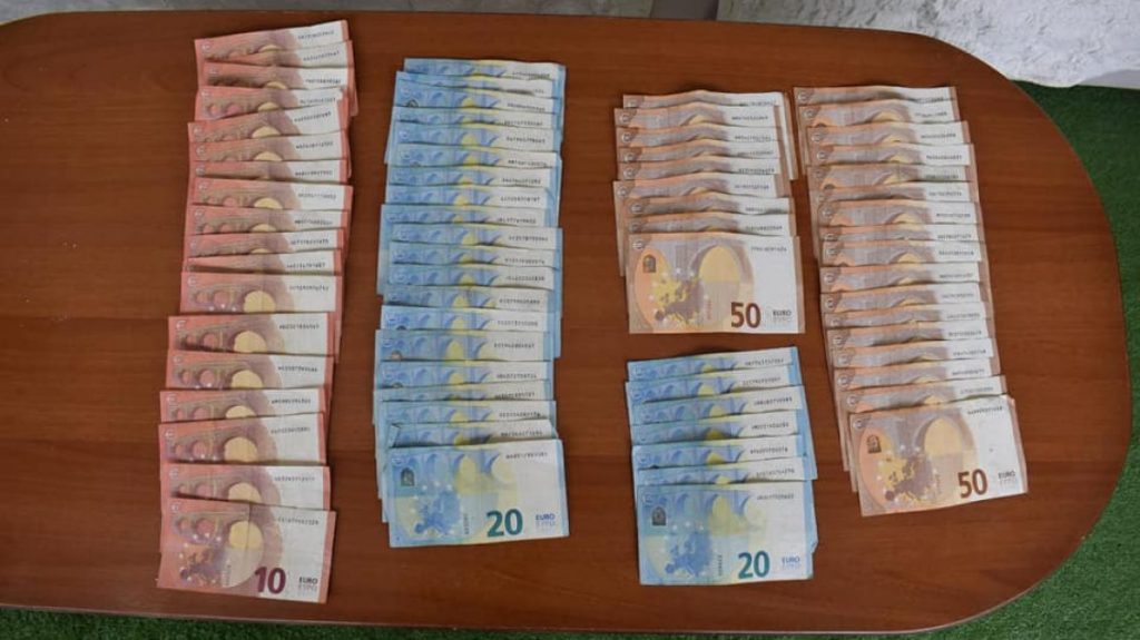 Arrestohet i dyshuari për grabitjen në institucionin mikrofinanciar në Prishtinë, i sekuestrohen paratë dhe vetura